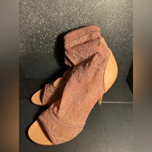 GIANVITO ROSSI - Nude Lace peep toe stiletto heels  size 9 1/2 - Picture 3 of 7